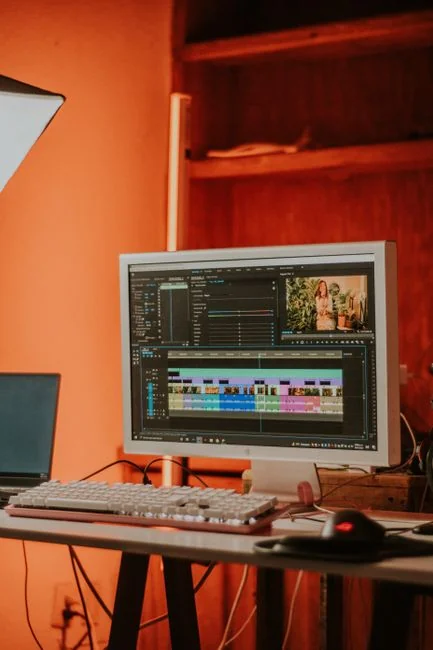Un espace de travail élégant avec un ordinateur portable et des écrans affichant un logiciel de design.