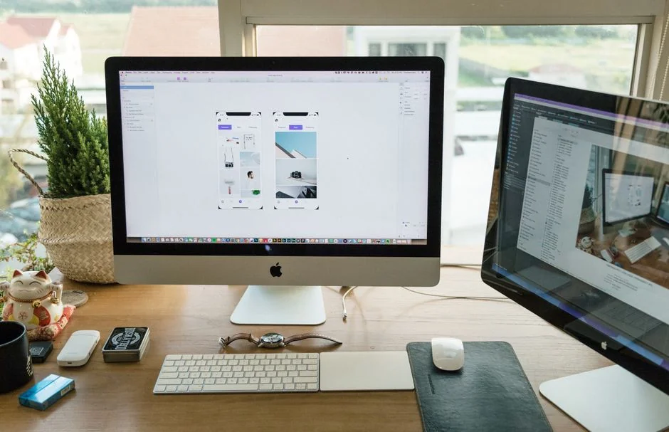 Écran d’ordinateur portable affichant le site web Pexels, parfait pour répondre aux besoins en photos de stock.